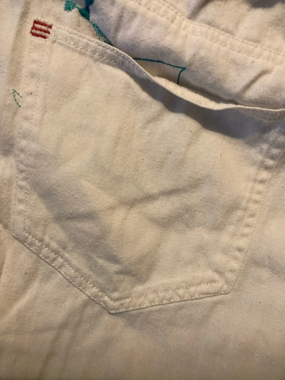 Urban Outfitters Cream Capris with Teal Graphic Print - Picture 9 of 11
